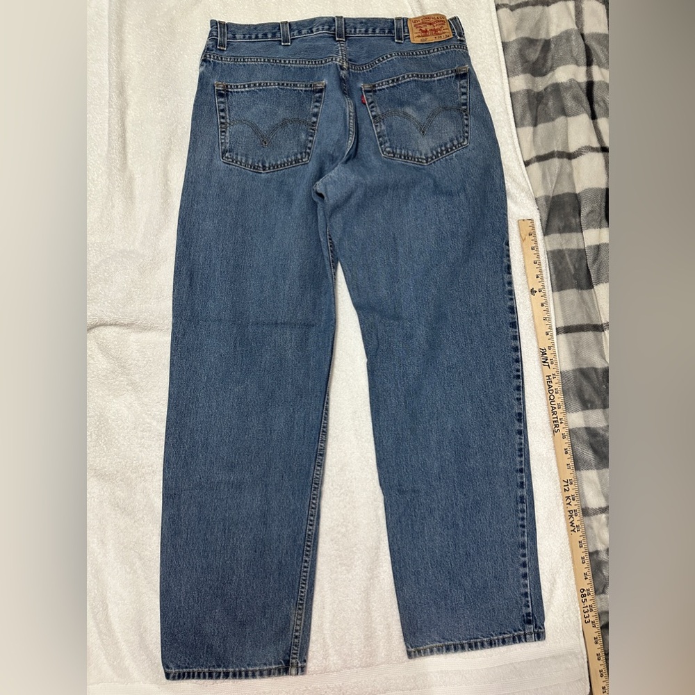 Men’s Levi’s 550 38 x 34 relaxed fit with a medium wash. Excellent condition!